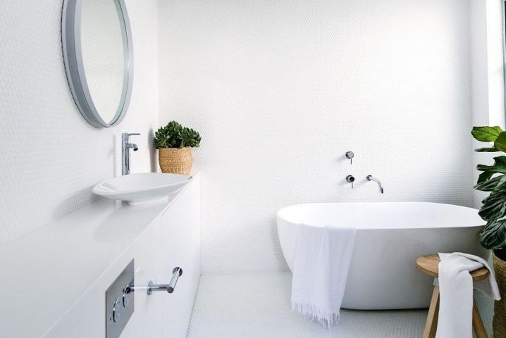 Salle de bain blanche au look moderne, photo d’inspiration scandinave / All white modern bathroom with scandinavian flair